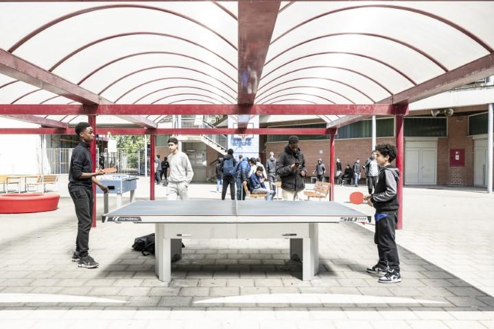 Twee jongens zijn aan het pingpongen op de speelplaats van Stedelijk Lyceum Zuid.